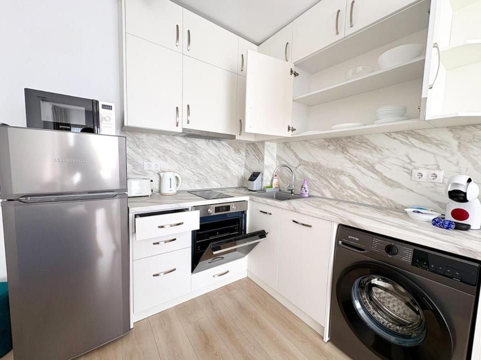 Coffee/tea facilities, Kitchen or kitchenette, microwave, oven, washing machine