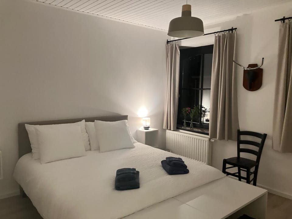 Bed, Bedroom, towels