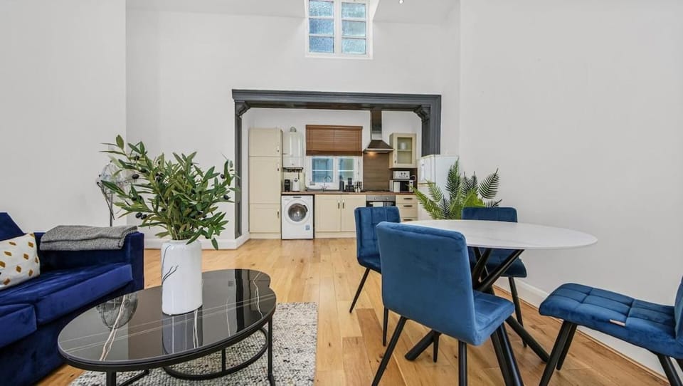 Charming One-Bedroom by Paddington Station Apartment in City of Westminster