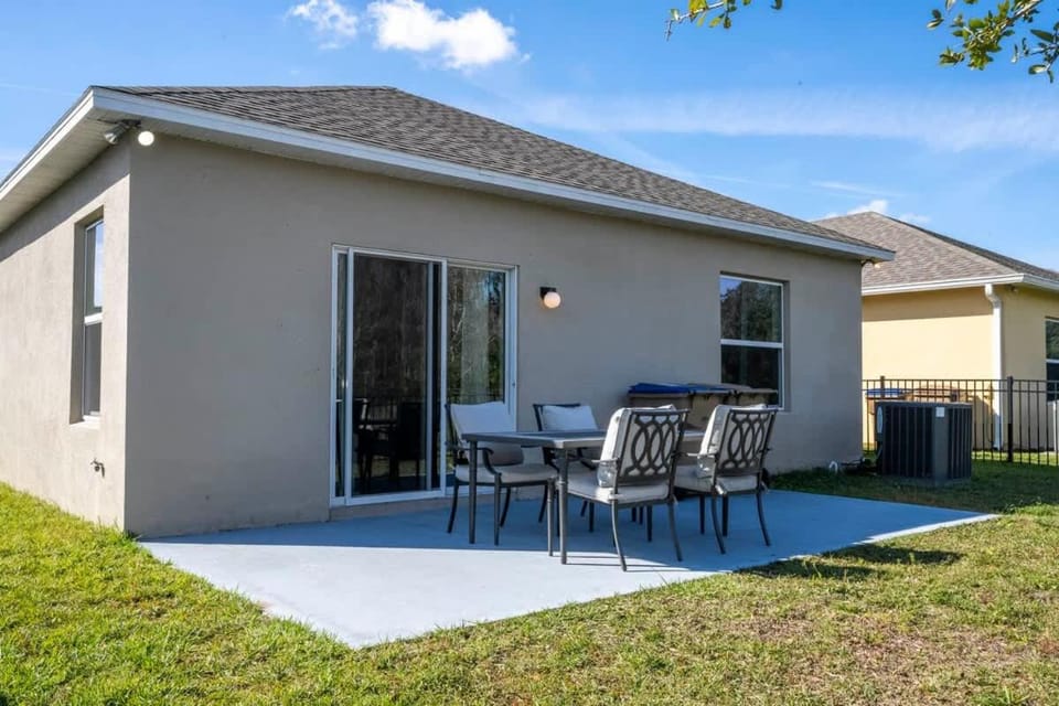 Spacious & Cozy 4BR Home Near Disney House in Poinciana