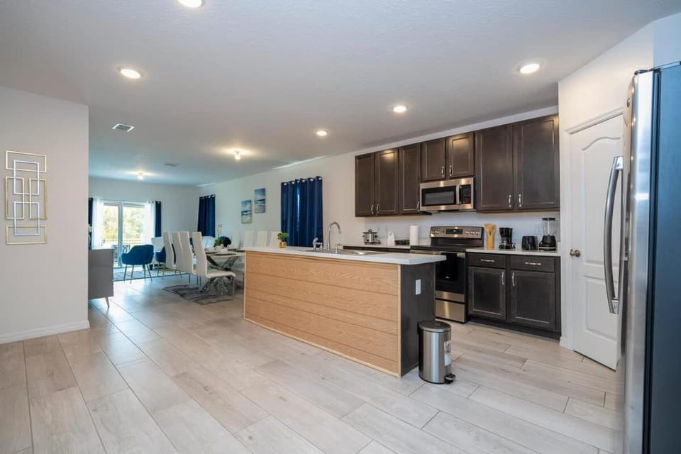 Spacious & Cozy 4BR Home Near Disney House in Poinciana