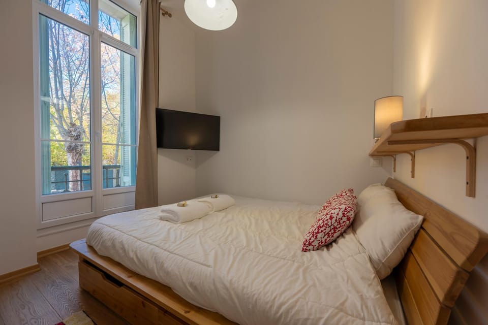 Bed, TV and multimedia, Photo of the whole room, Bedroom, Garden view, towels