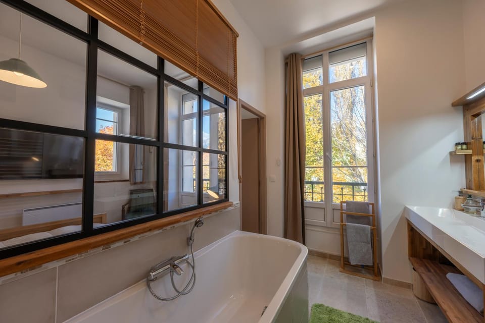 Bathroom, TV and multimedia, Garden view, Bath, towels