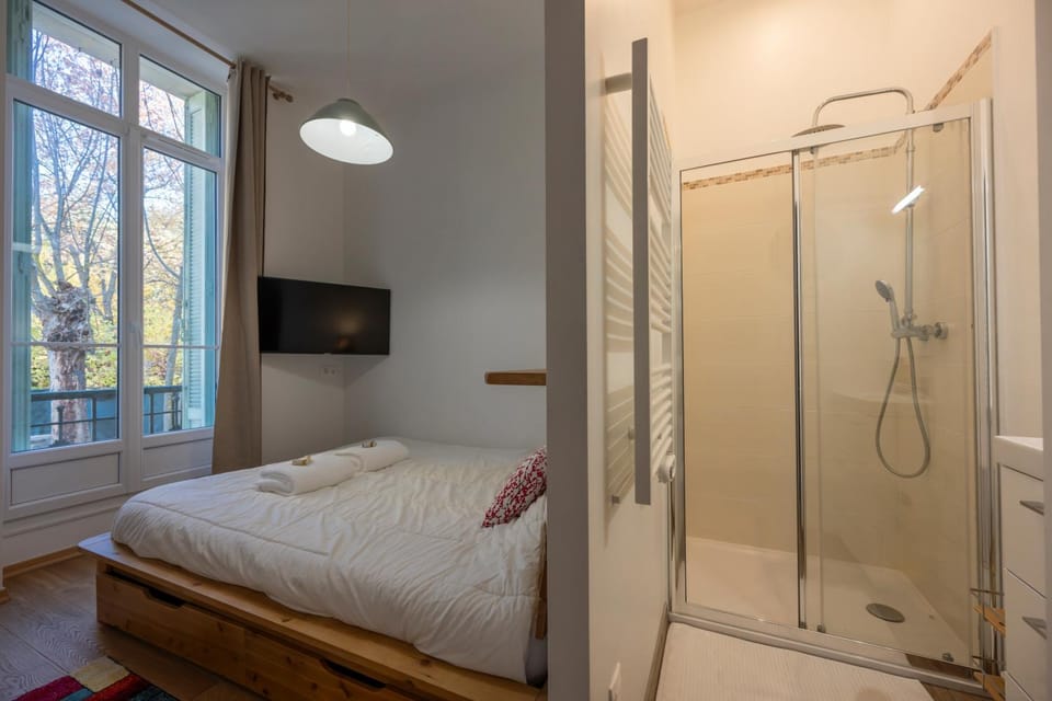 Shower, Bed, Bathroom, TV and multimedia, Photo of the whole room, Bedroom, towels, wardrobe