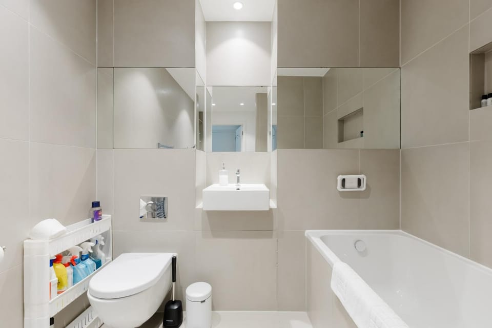 Sleek 1BDR Flat with Balcony Private Work Space Apartment in London