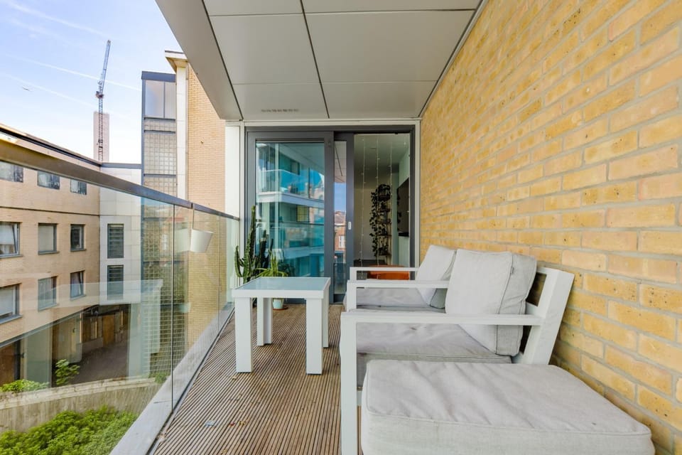 Sleek 1BDR Flat with Balcony Private Work Space Apartment in London