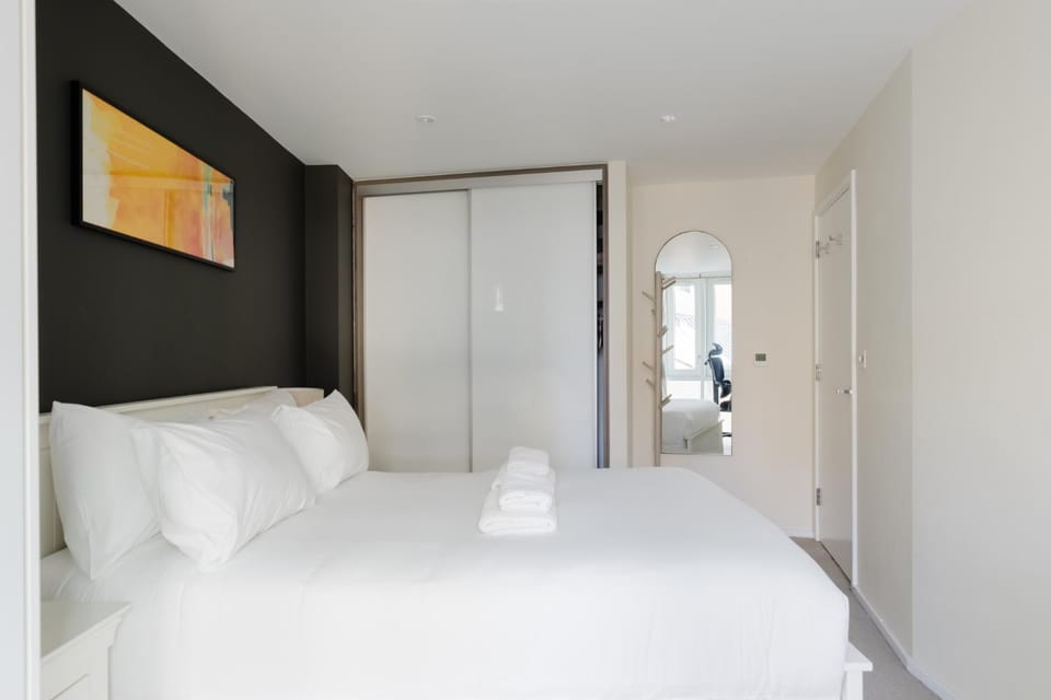 Sleek 1BDR Flat with Balcony Private Work Space Apartment in London