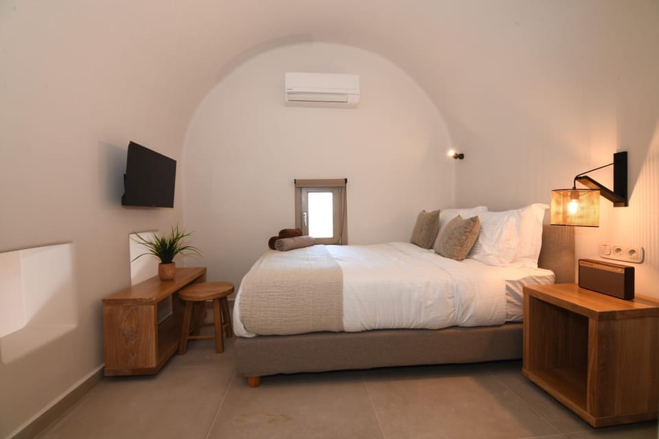 Bed, TV and multimedia, Bedroom, air conditioner