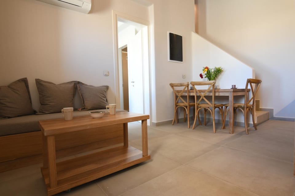 Living room, Seating area, Dining area, air conditioner