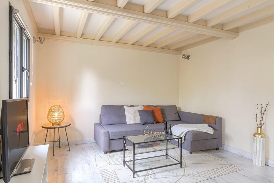 Living room, internet