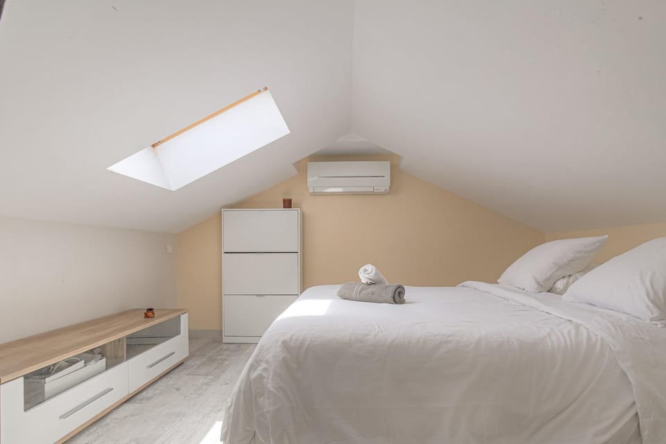 Bed, Photo of the whole room, Bedroom, air conditioner