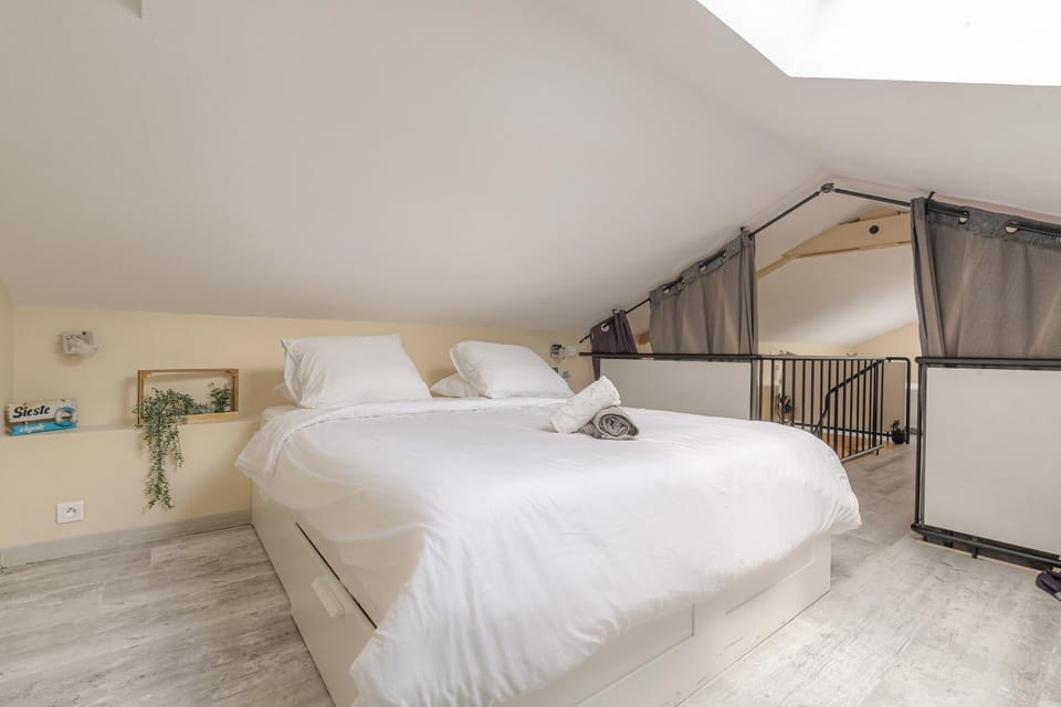 Bed, Bedroom, towels