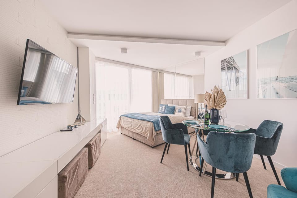 TV and multimedia, Living room, Seating area, Evening entertainment