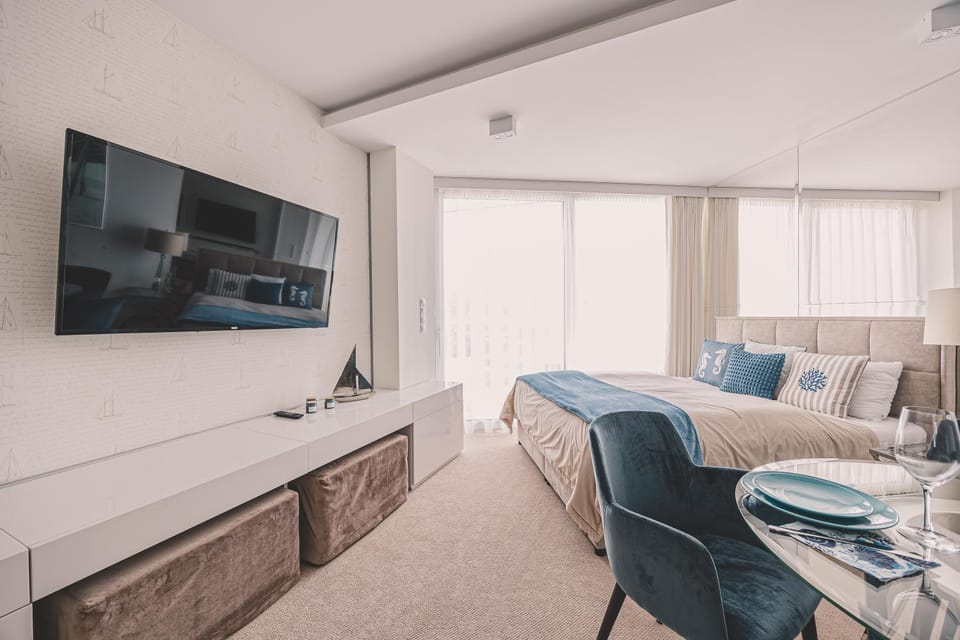 Communal lounge/ TV room, TV and multimedia, Living room, Seating area, Dining area, Evening entertainment