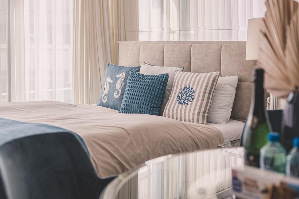 Bed, Living room, Photo of the whole room, Seating area, Bedroom