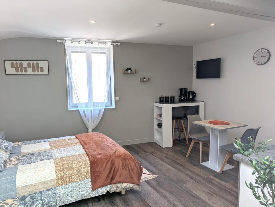 Bed, TV and multimedia, Photo of the whole room, Dining area