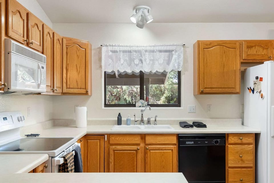 3BR Cozy Retreat Firepit Hot Tub BBQ & Patio House in Payson