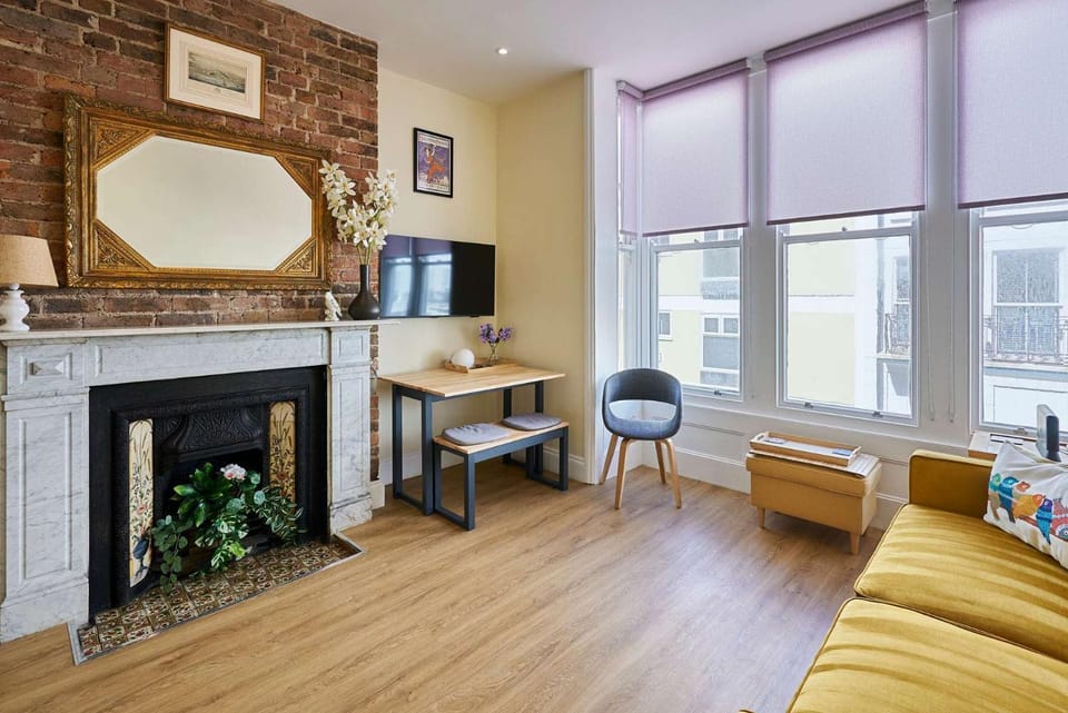 TV and multimedia, Living room, Seating area, fireplace