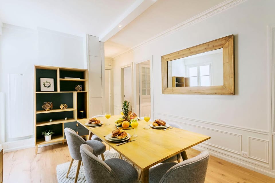 Living room, Food and drinks, Dining area, Food