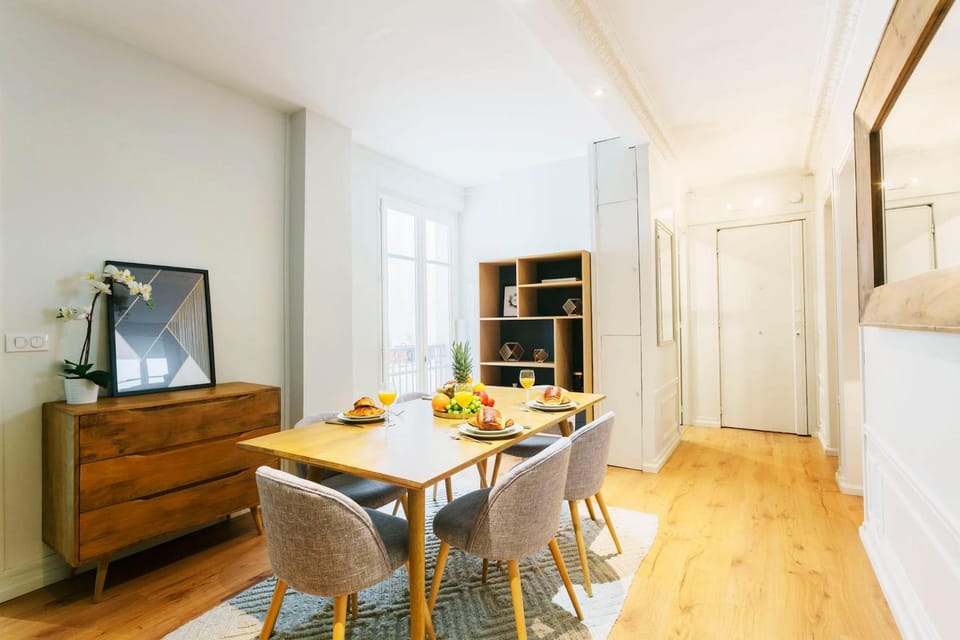 Living room, Food and drinks, Dining area, Food