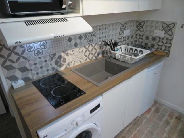 Kitchen or kitchenette, pet friendly, stove, washing machine