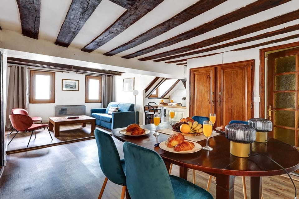 Living room, Food and drinks, Seating area, Dining area, Food
