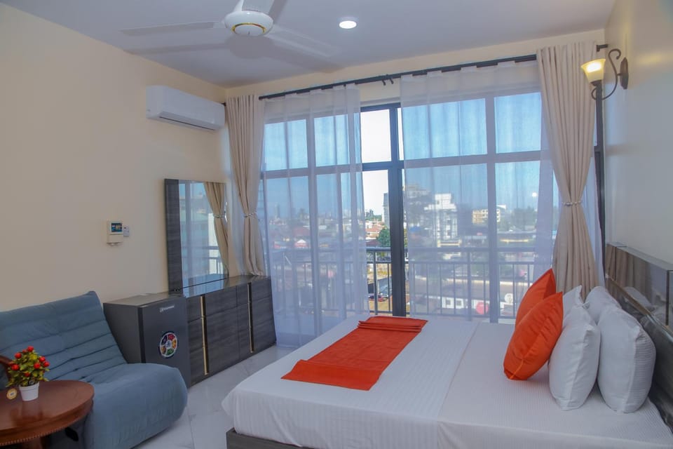 Bed, Living room, Photo of the whole room, Seating area, Bedroom, air conditioner