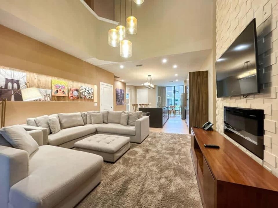 Luxury and relaxation just 1 mile from Disney Villa in Bay Lake
