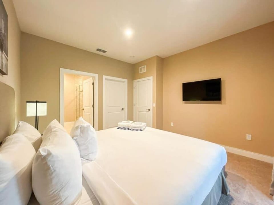 Luxury and relaxation just 1 mile from Disney Villa in Bay Lake