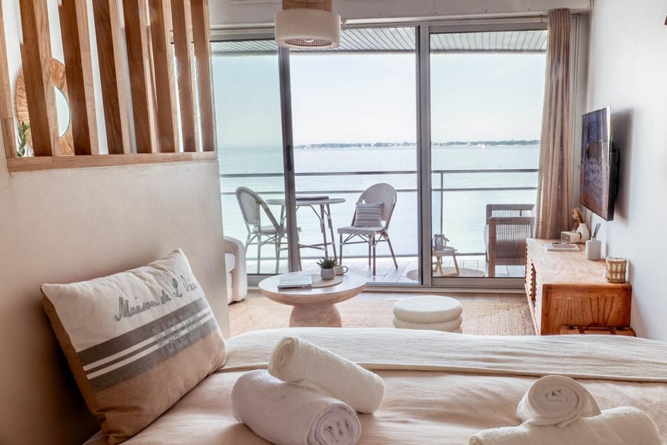 Bed, TV and multimedia, Sea view, towels