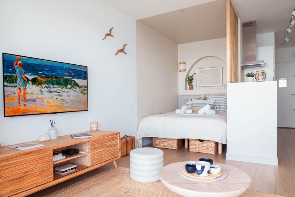Bed, TV and multimedia, Photo of the whole room, Bedroom