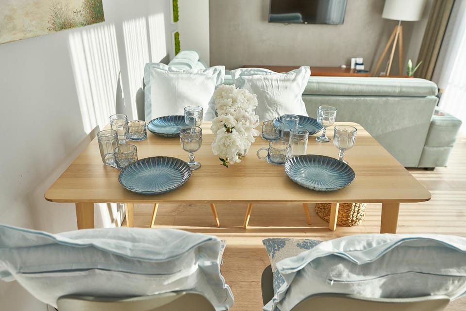 TV and multimedia, Living room, Seating area, Dining area