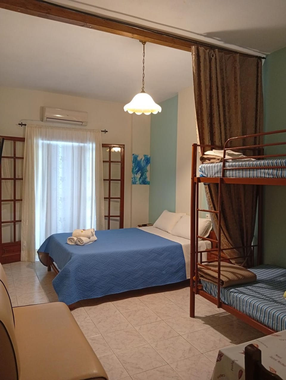 Bedroom, bunk bed