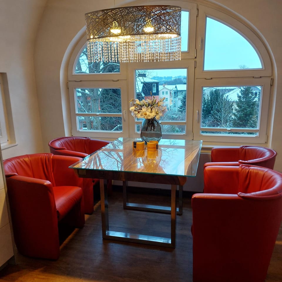 Living room, Dining area, Food