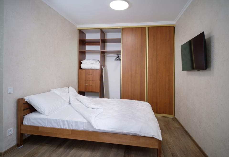 Bed, TV and multimedia, Bedroom, wardrobe