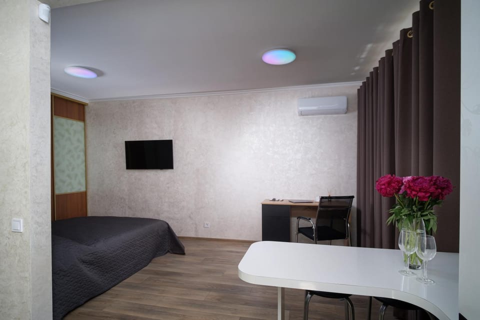 Bed, TV and multimedia, Seating area, air conditioner