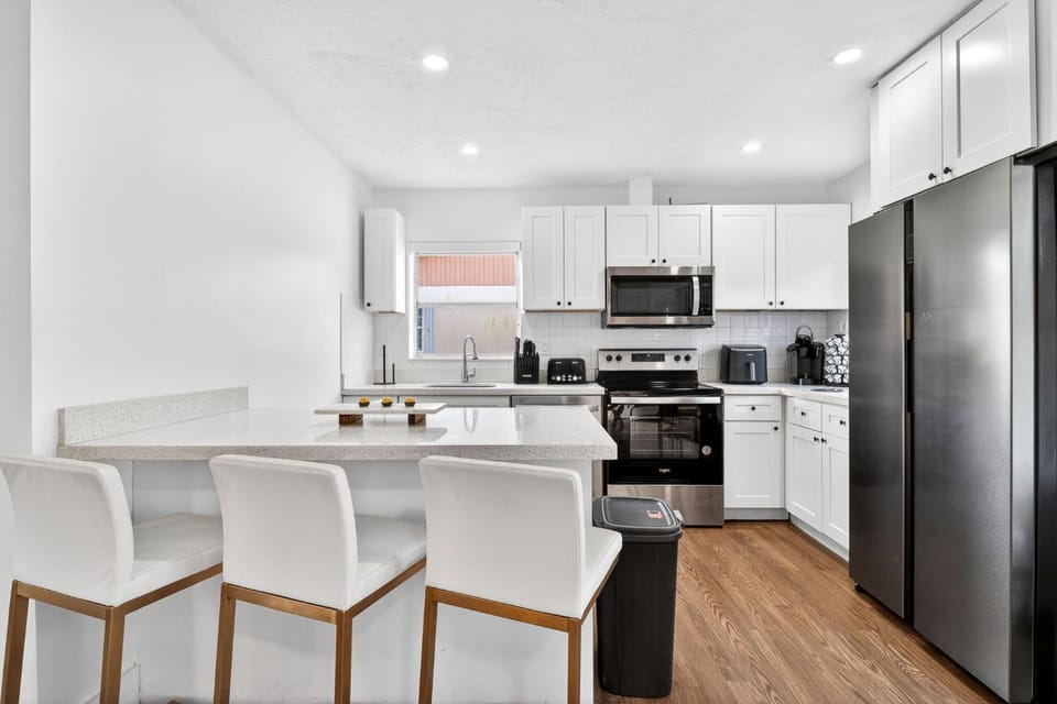 Kitchen or kitchenette, dishwasher, stove