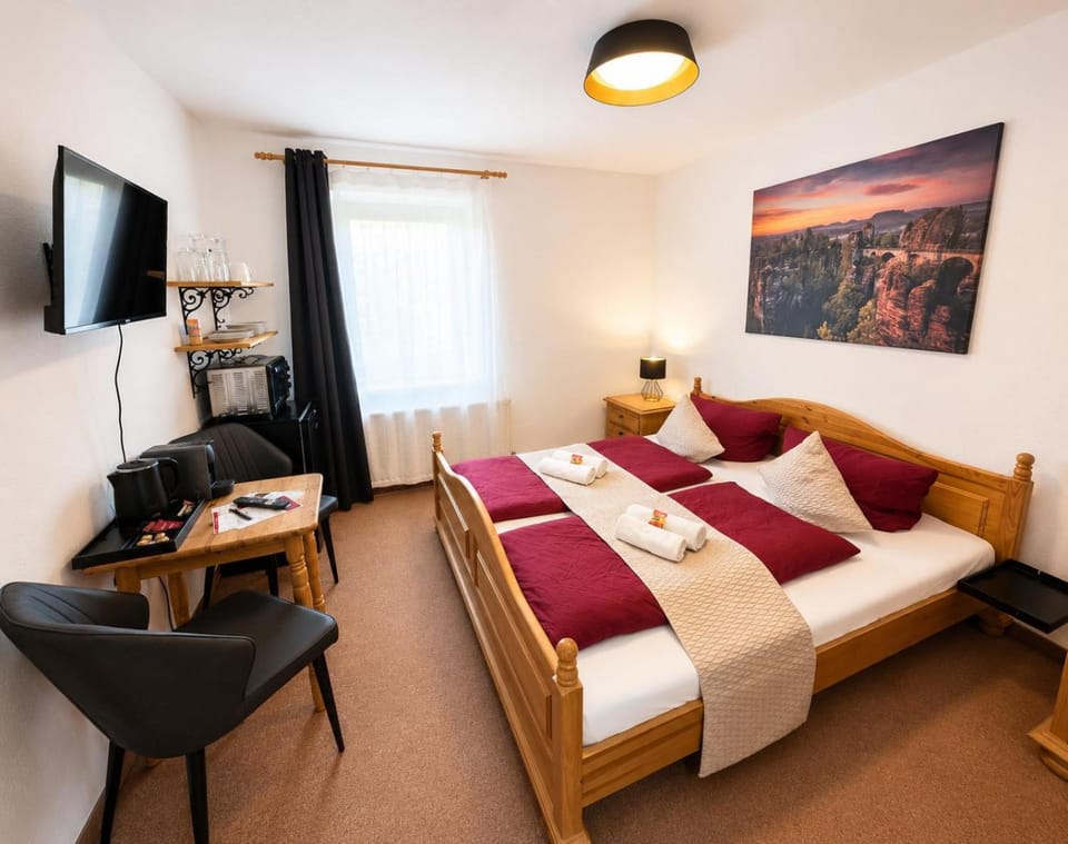 Bed, TV and multimedia, Photo of the whole room, Seating area, Bedroom, towels