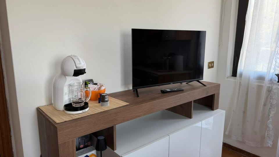 Communal lounge/ TV room, Activities, TV and multimedia, Coffee/tea facilities, Food and drinks, Food and drinks, Evening entertainment