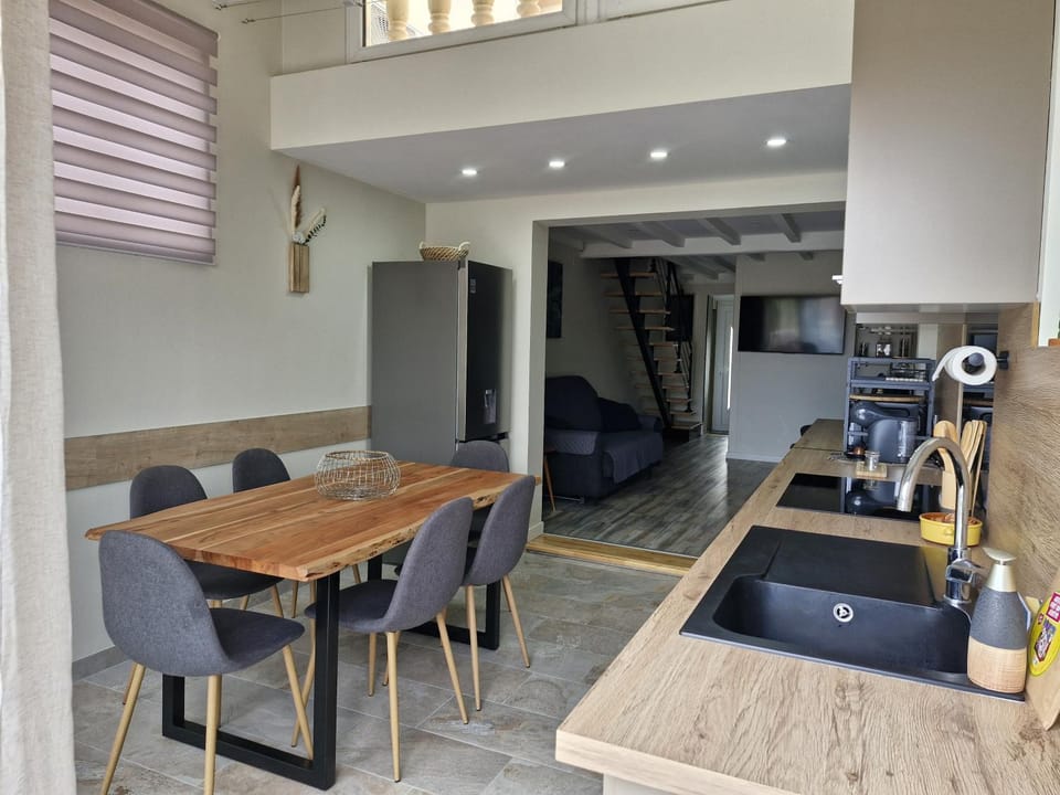 Kitchen or kitchenette, Dining area