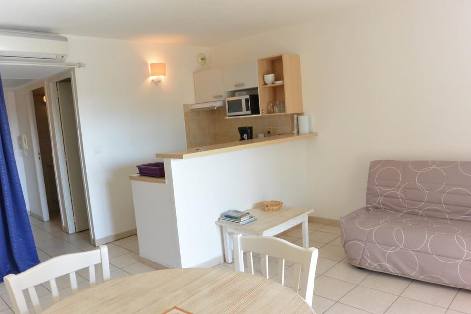 Kitchen or kitchenette, Living room, Seating area, Dining area, toaster