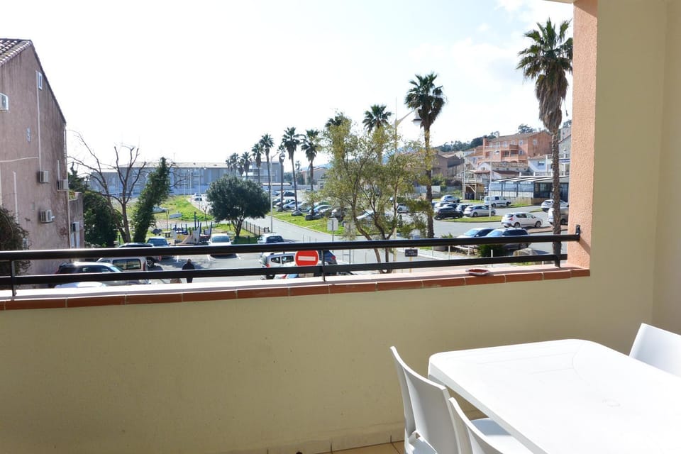 Property building, Day, Neighbourhood, View (from property/room), Balcony/Terrace, Dining area, Evening entertainment, City view, Street view