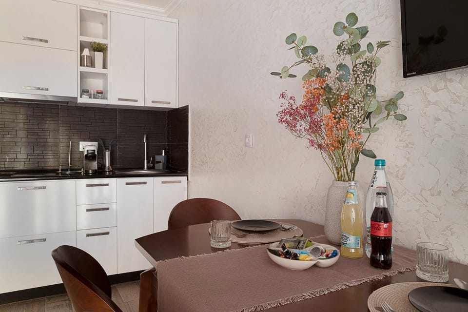 Coffee/tea facilities, Kitchen or kitchenette, Food and drinks, Dining area, stove