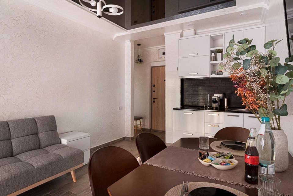 Coffee/tea facilities, Kitchen or kitchenette, Living room, Food and drinks, Seating area, Dining area