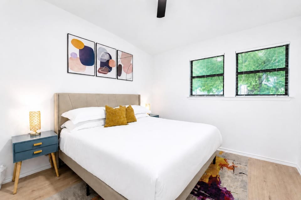 Central Chic 2BR King Suites Close to UT, Moody Center, & DT Apartment in Austin