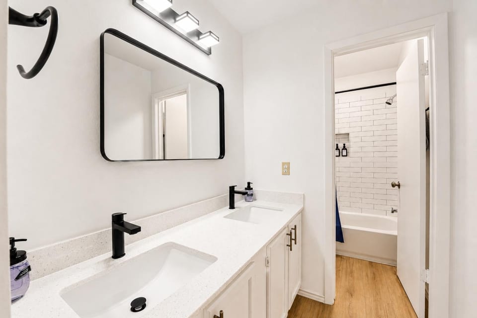 Central Chic 2BR King Suites Close to UT, Moody Center, & DT Apartment in Austin
