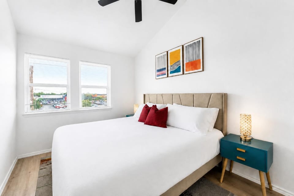 Central Chic 2BR King Suites Close to UT, Moody Center, & DT Apartment in Austin