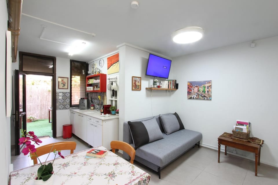 Bed, TV and multimedia, Kitchen or kitchenette, Living room, kitchen, kitchen