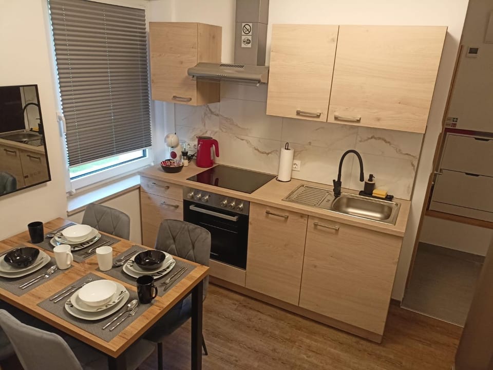 Kitchen or kitchenette, Dining area