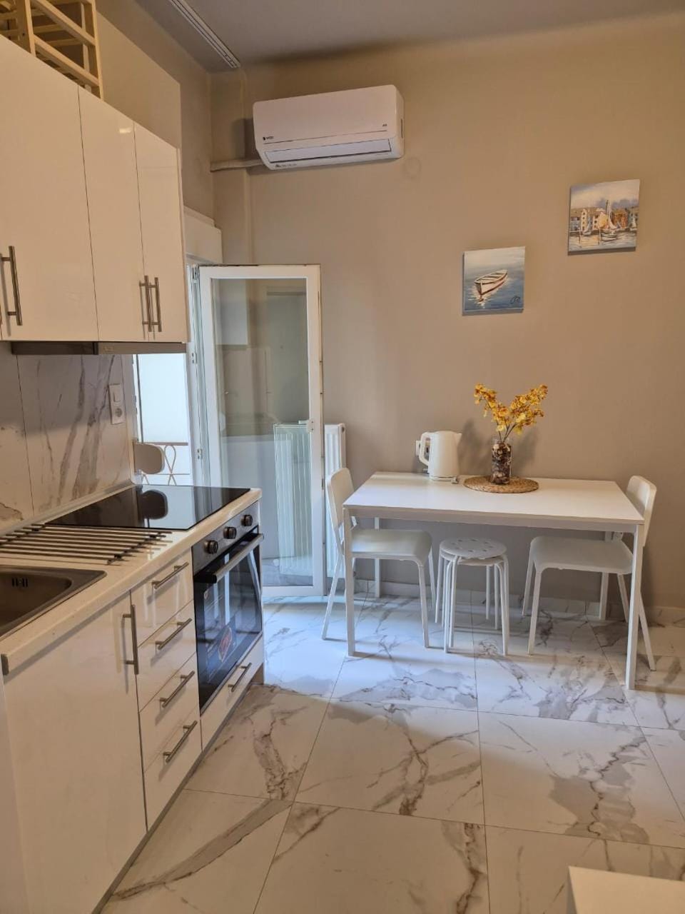 Kitchen or kitchenette, Dining area, oven, pet friendly, stove, air conditioner